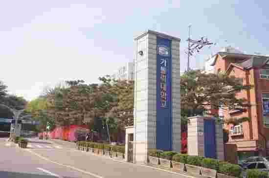 解忧留学社专注韩国留学,遇见解忧希望你喜欢,我们曾经是你,所以更加懂你,解忧的成员都是在国外留学生活并且从事过相关工作有着丰富的经验，以便处理申请中的各种问题，保持初心，旨在为各位学弟学妹们铺垫一个更加舒心放心的留学第一步.