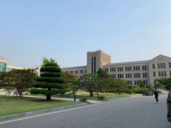 解忧留学社专注韩国留学,遇见解忧希望你喜欢,我们曾经是你,所以更加懂你,解忧的成员都是在国外留学生活并且从事过相关工作有着丰富的经验，以便处理申请中的各种问题，保持初心，旨在为各位学弟学妹们铺垫一个更加舒心放心的留学第一步.