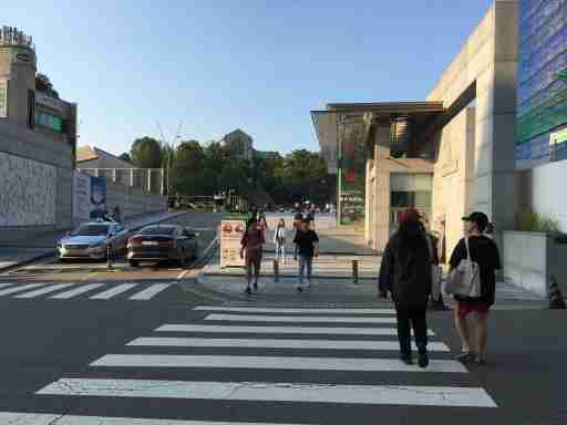 解忧留学社专注韩国留学,遇见解忧希望你喜欢,我们曾经是你,所以更加懂你,解忧的成员都是在国外留学生活并且从事过相关工作有着丰富的经验，以便处理申请中的各种问题，保持初心，旨在为各位学弟学妹们铺垫一个更加舒心放心的留学第一步.